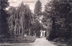 14391 Gezicht in de tuin van het huis Rustoord te Soestdijk (gemeente Soest), met op de achtergrond de voor- en ...